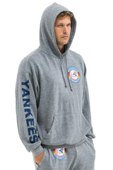 NY YANKEES RELAXED PULLOVER HOODIE - HEATHER GREY