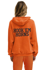 UNIVERSITY OF TEXAS CIRCLE PRINT PULLOVER HOODIE RELAXED - BURNT ORANGE