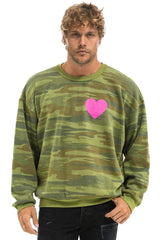 HEART PRINT RELAXED CREW SWEATSHIRT - CAMO // NEON PINK