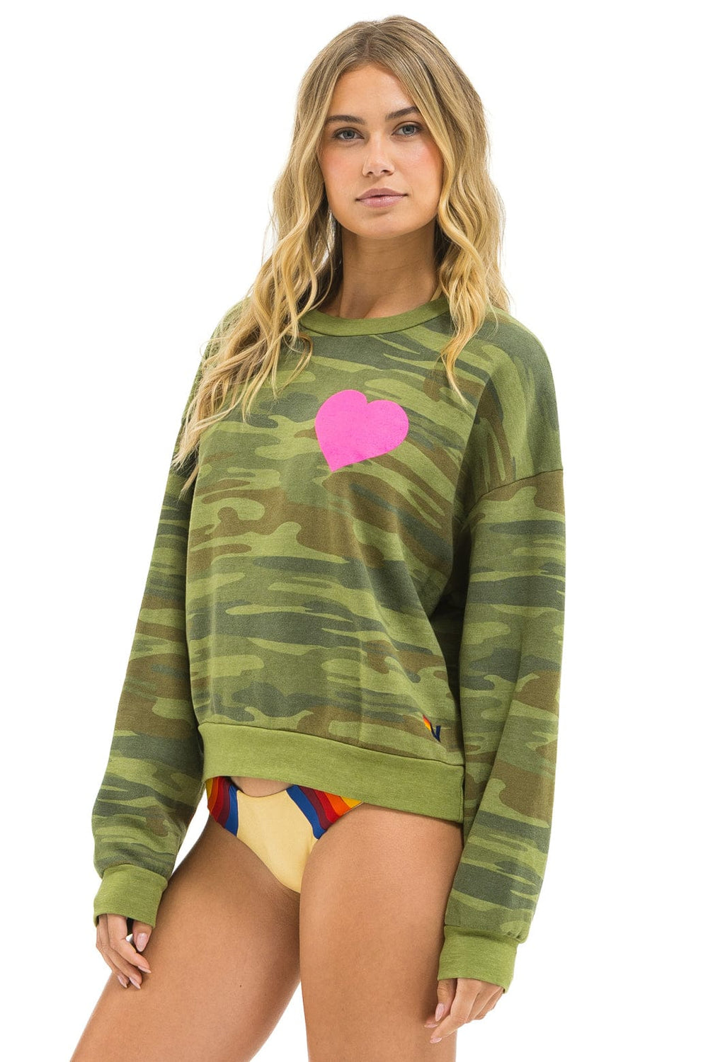 HEART PRINT RELAXED CREW SWEATSHIRT - CAMO // NEON PINK