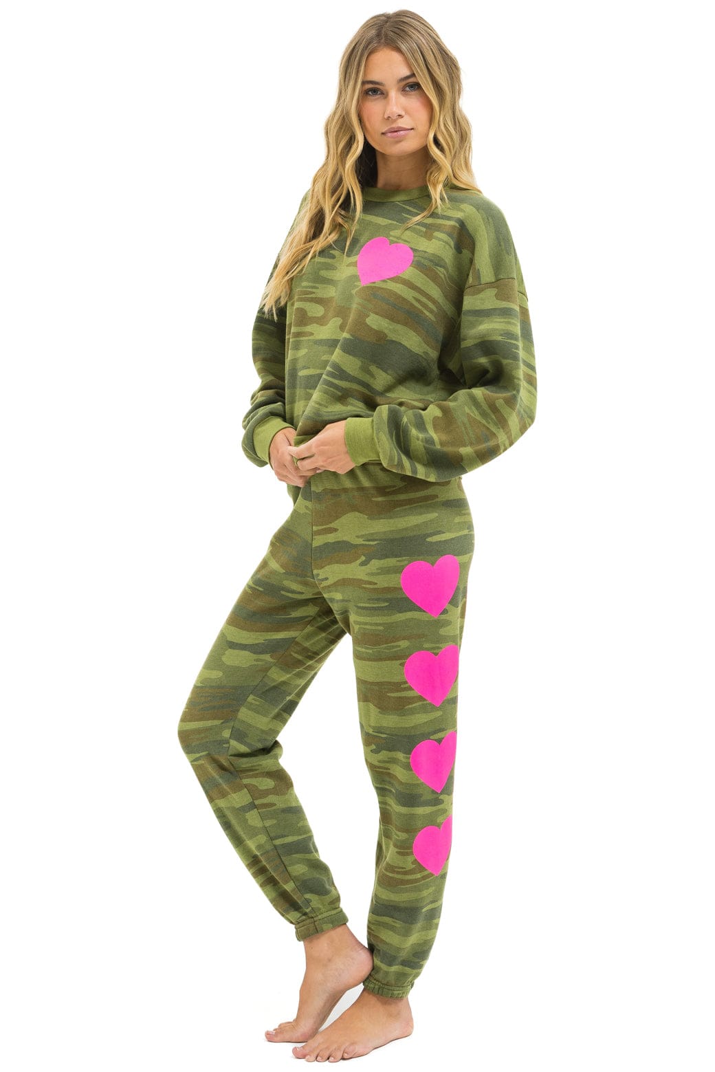 HEART PRINT RELAXED CREW SWEATSHIRT - CAMO // NEON PINK